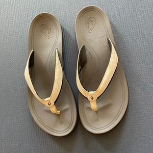 OluKai support flip flops